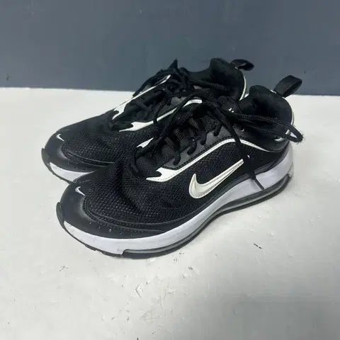 240 나이키 에어맥스AP 블랙 스니커즈