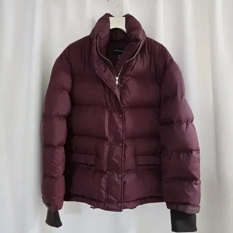 클럽모나코 버건디 다운 패딩