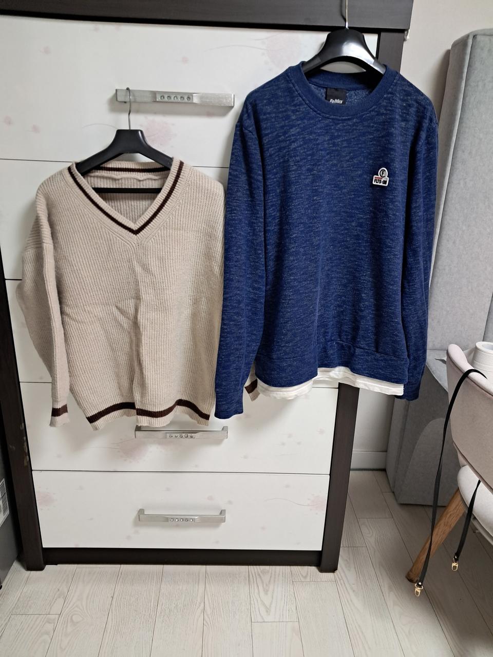 기모티셔츠. 브이넥니트.  두개다