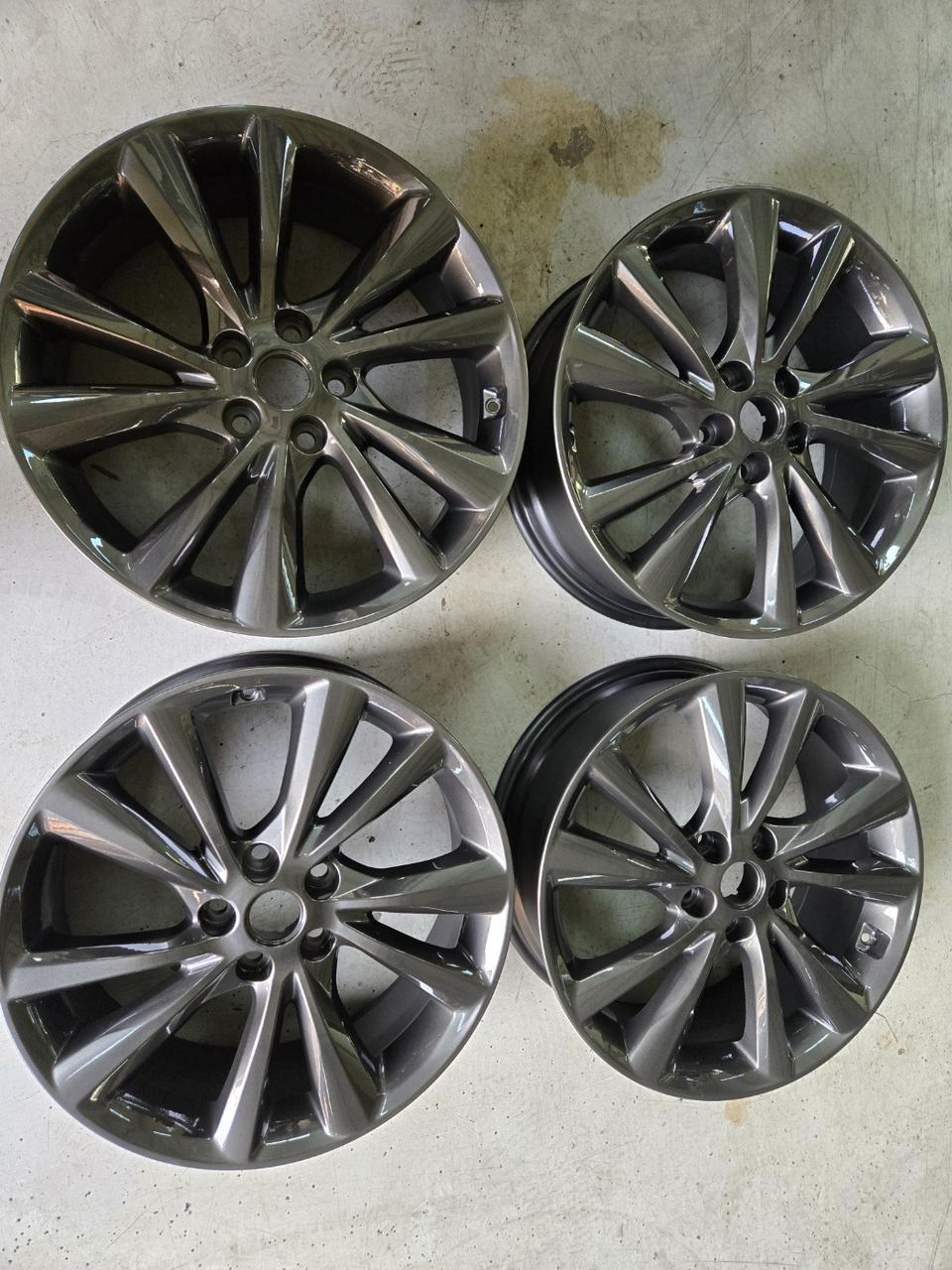 더뉴카니발 19인치 휠한대분 판매합니다