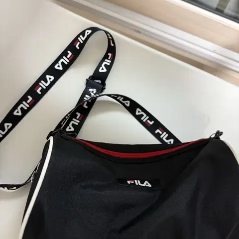 휠라 FILA 블랙 힙색 가방