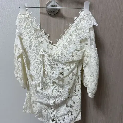 아이보리 레이스 블라우스 숏 기장