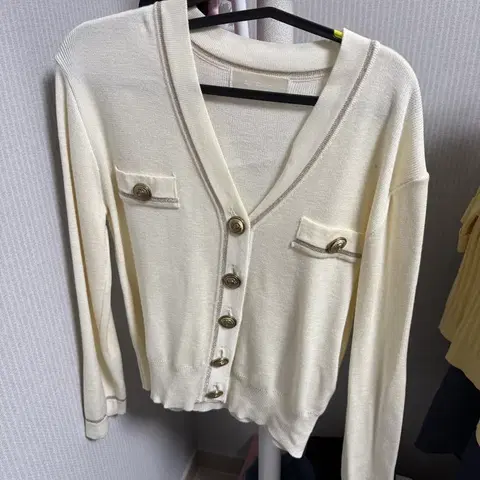 아이보리 금장 단추 가디건