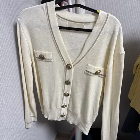 아이보리 금장 단추 가디건