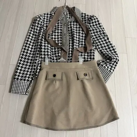 하운드투스 패턴 블라우스 + 베이지 스커트 세트