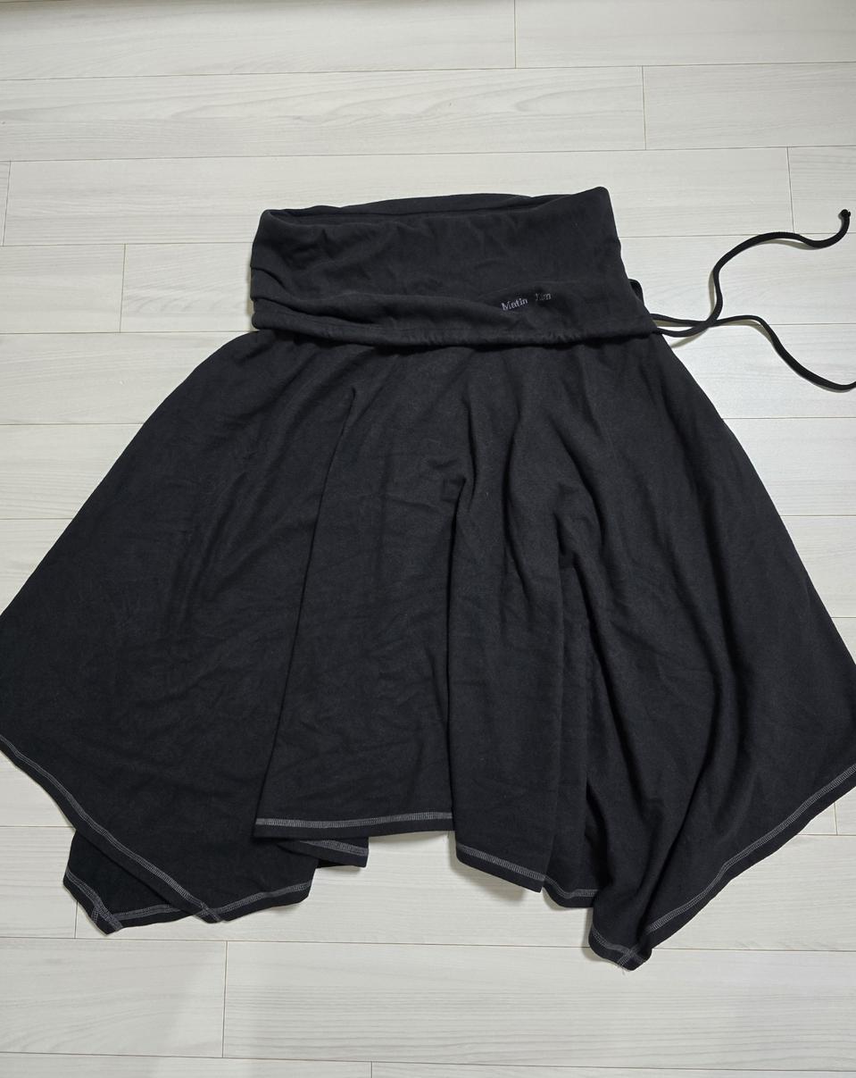 마뗑킴 언밸런스 플레어 스커트  운포