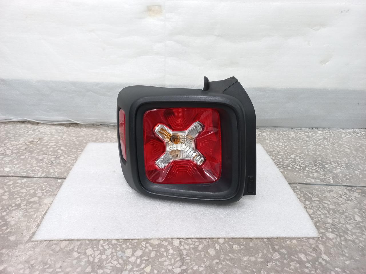 지프 레니게이드 운전석 후미등