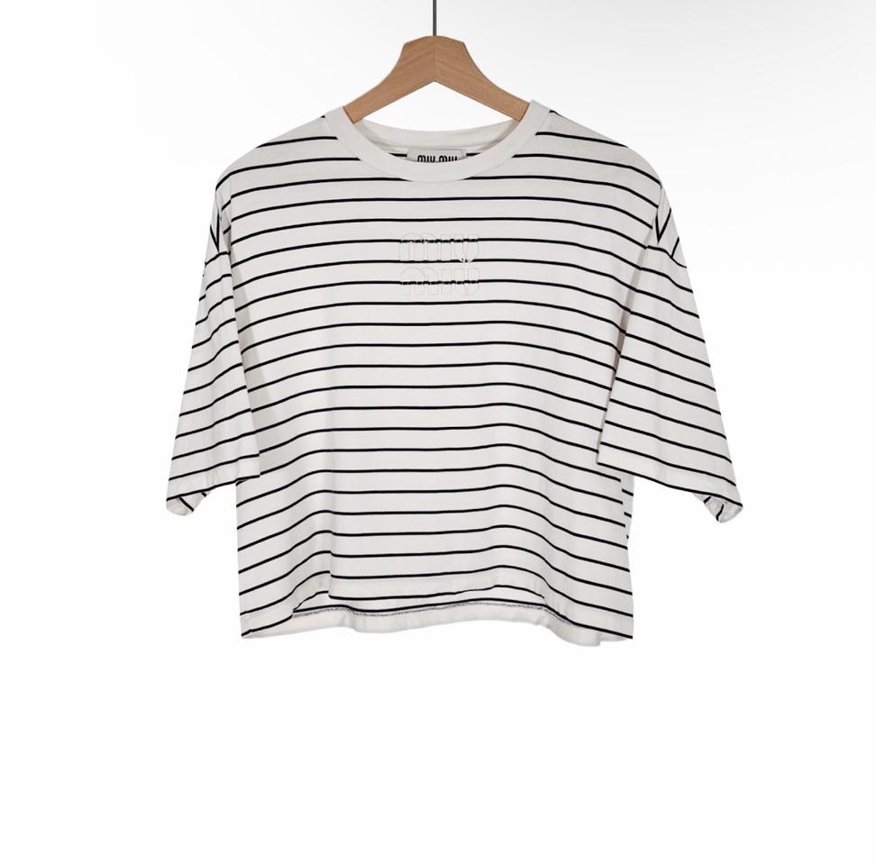 [M] 미우미우 여성 자수 로고 스트라이프 크롭 반팔 티셔츠 아이보리