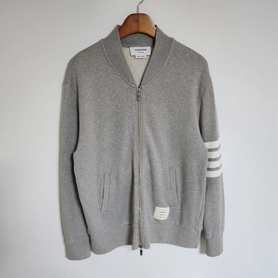 [3] 톰브라운 그레이 사선완장 블루종 삼선 자켓 MJT280A