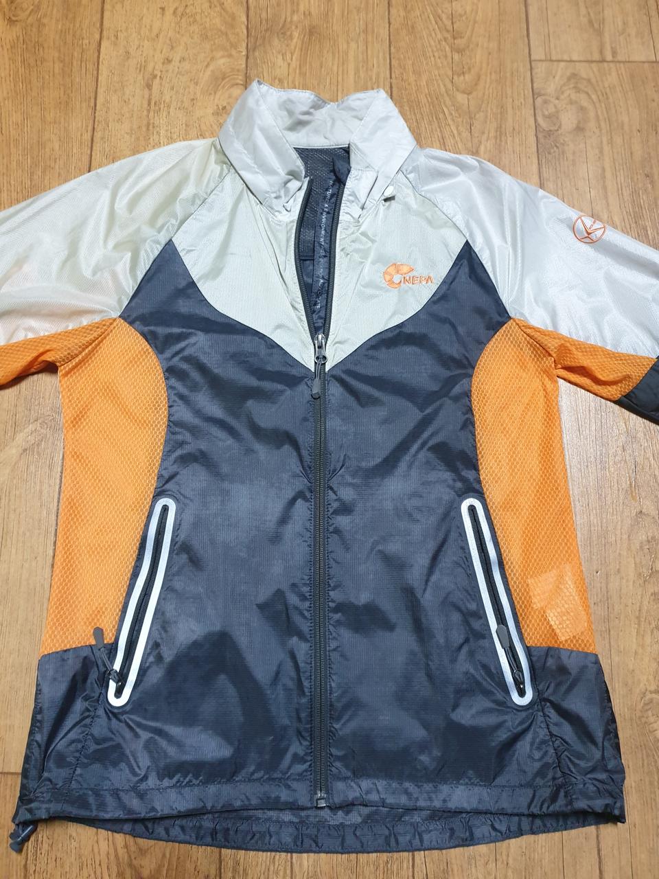 1100 네파 아웃도어 바람막이 90 사이즈입니다