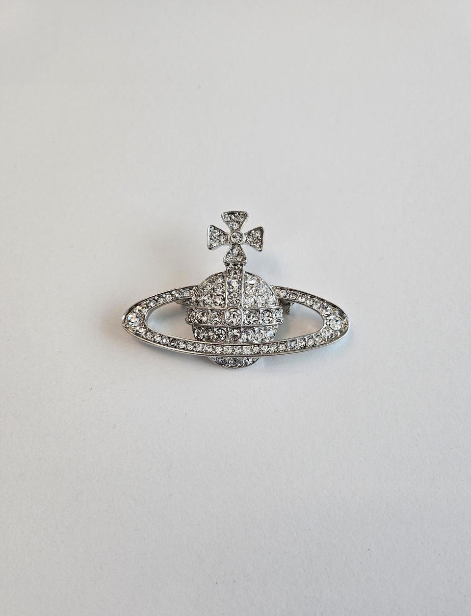 비비안웨스트우드 업사이클링 은장 브로치