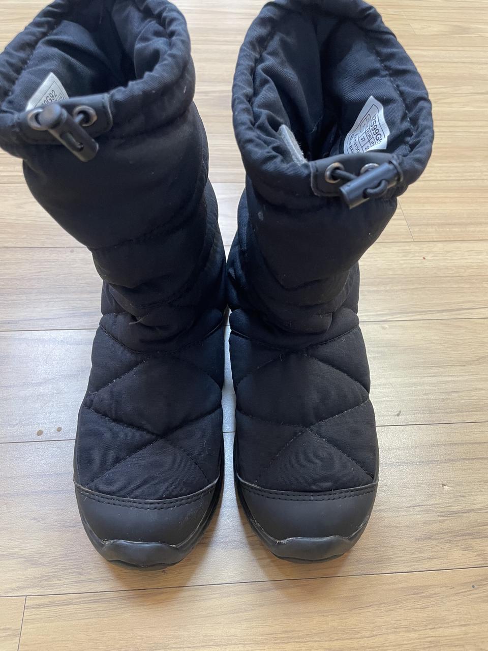 노스페이스 퀼팅 방한 부츠 블랙 색상입니다. 사이즈는 230mm입니다.