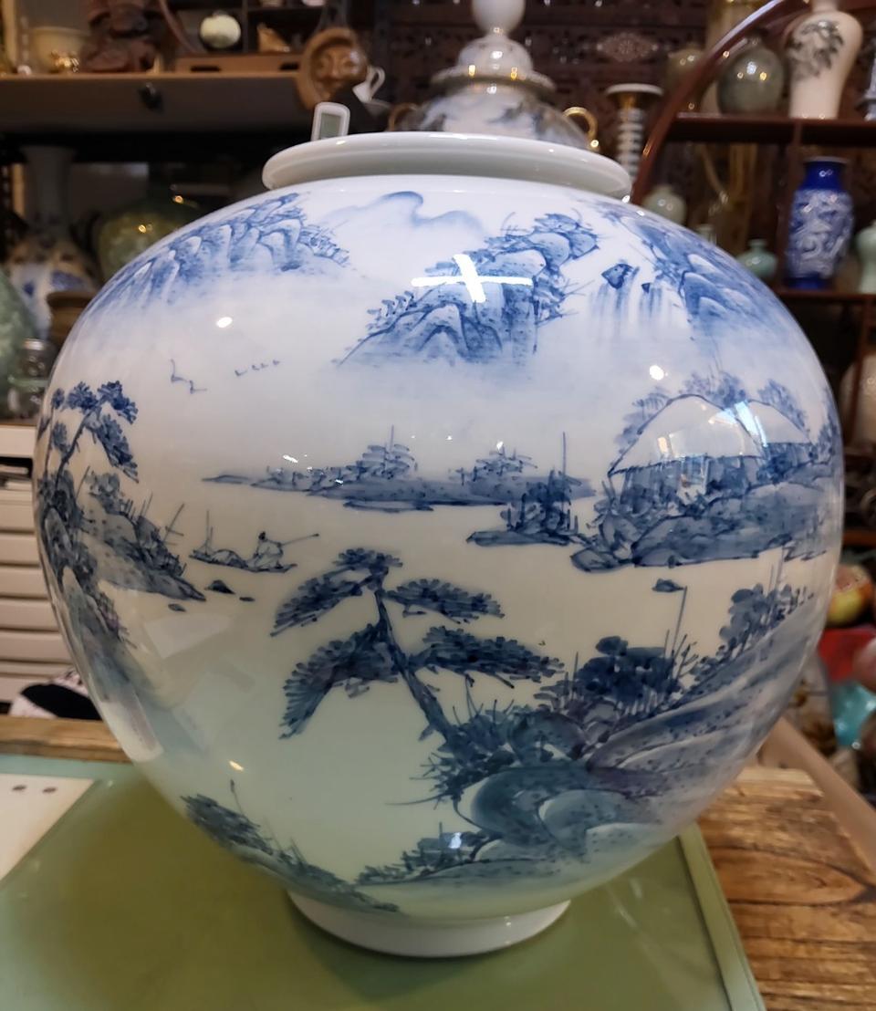 청화 산수문 도자기