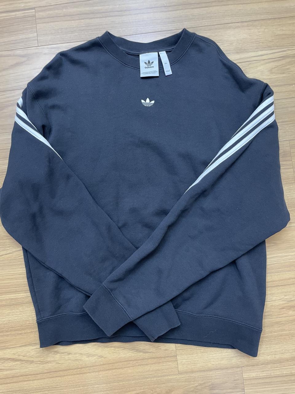 아디다스 검정색 맨투맨 2XL사이즈입니다. 무난한 디자인이라 어느 옷에도