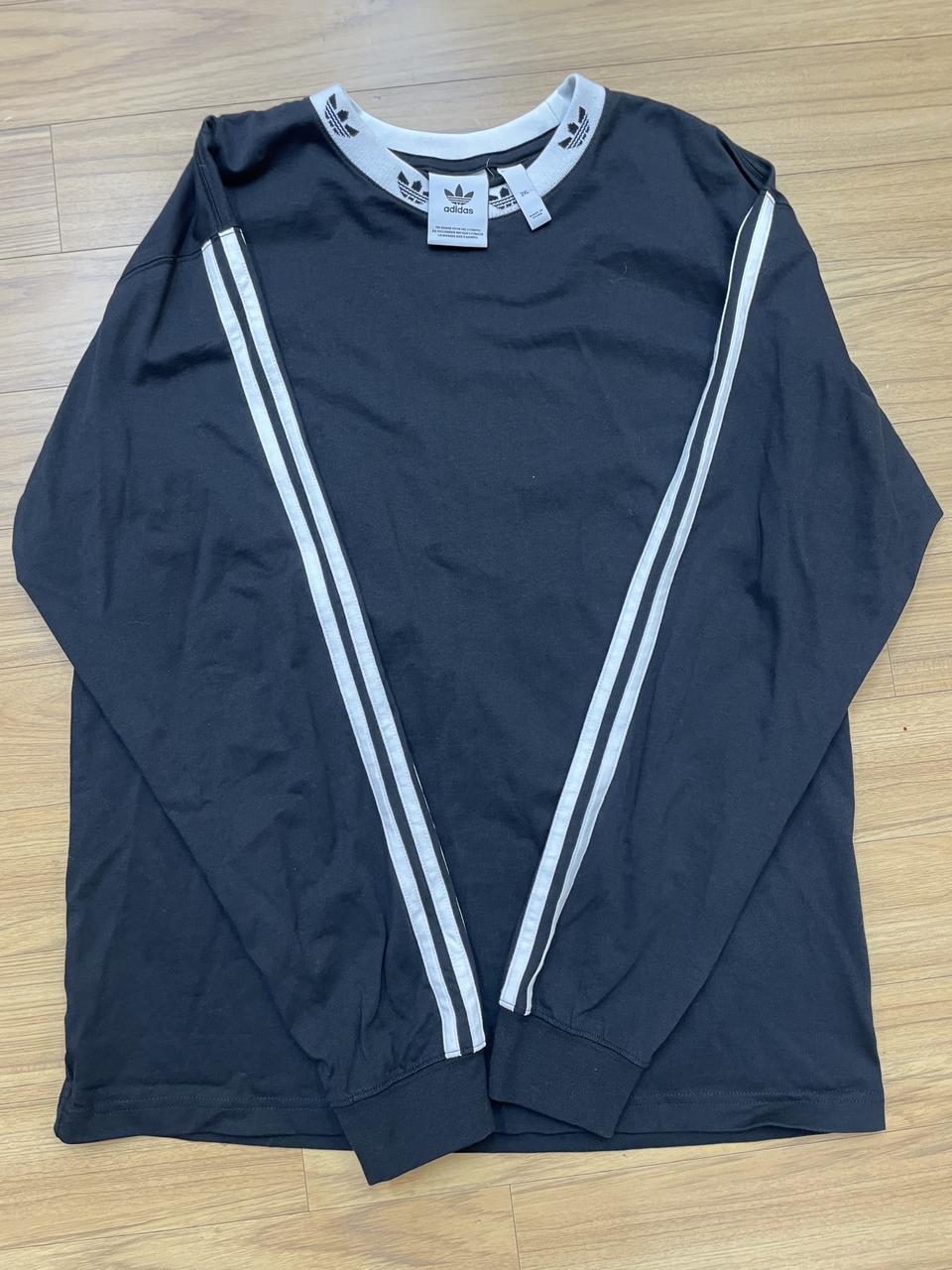 블랙 색상의 아디다스 긴팔 티셔츠입니다. 2XL 사이즈로, 흰색 삼선 포