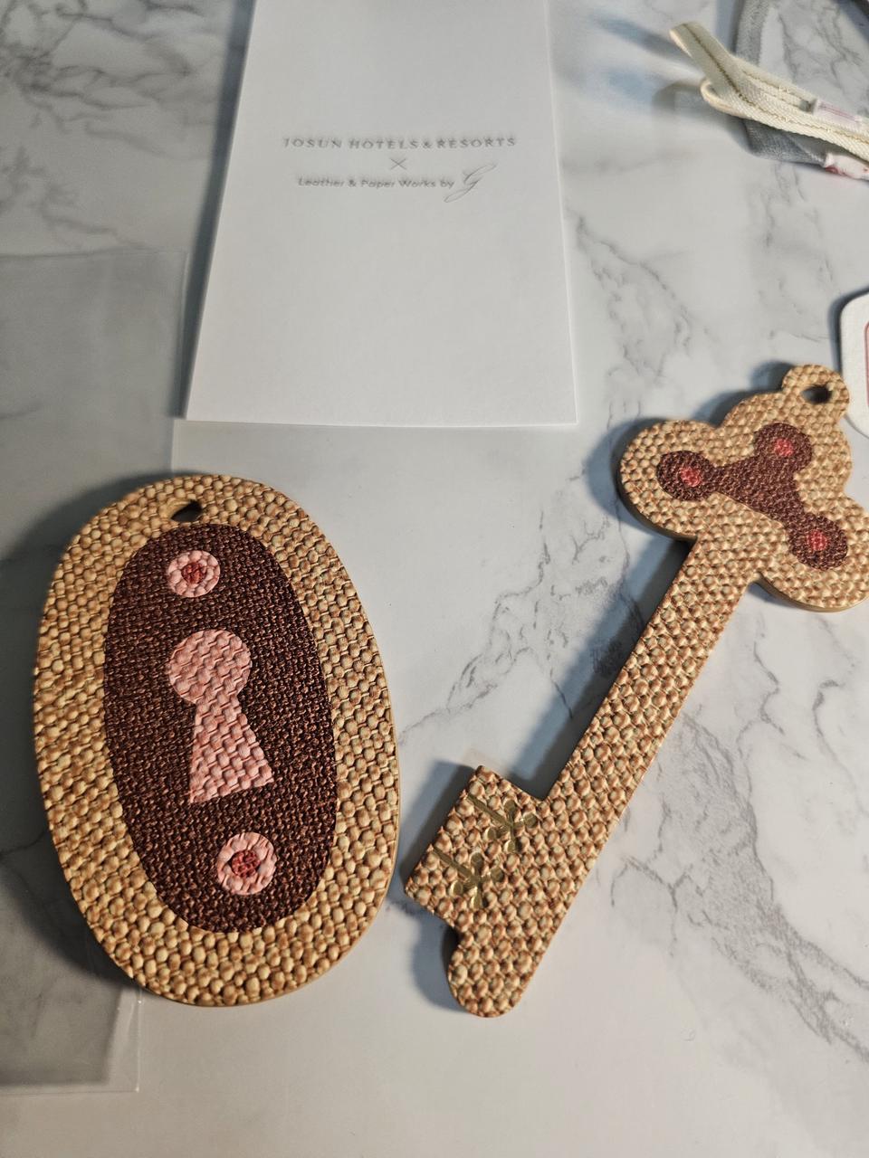 새상품- 조선호텔 X 이슬기 작가 마블링 모먼츠 수공예  키참세트