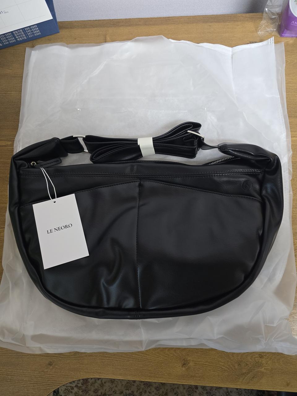 르네오로 블랙 크로스백 판매합니다.