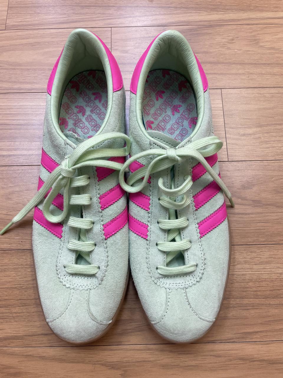 아디다스에서 나온 Stadt 모델 스니커즈입니다. 민트색 스웨이드 재질에