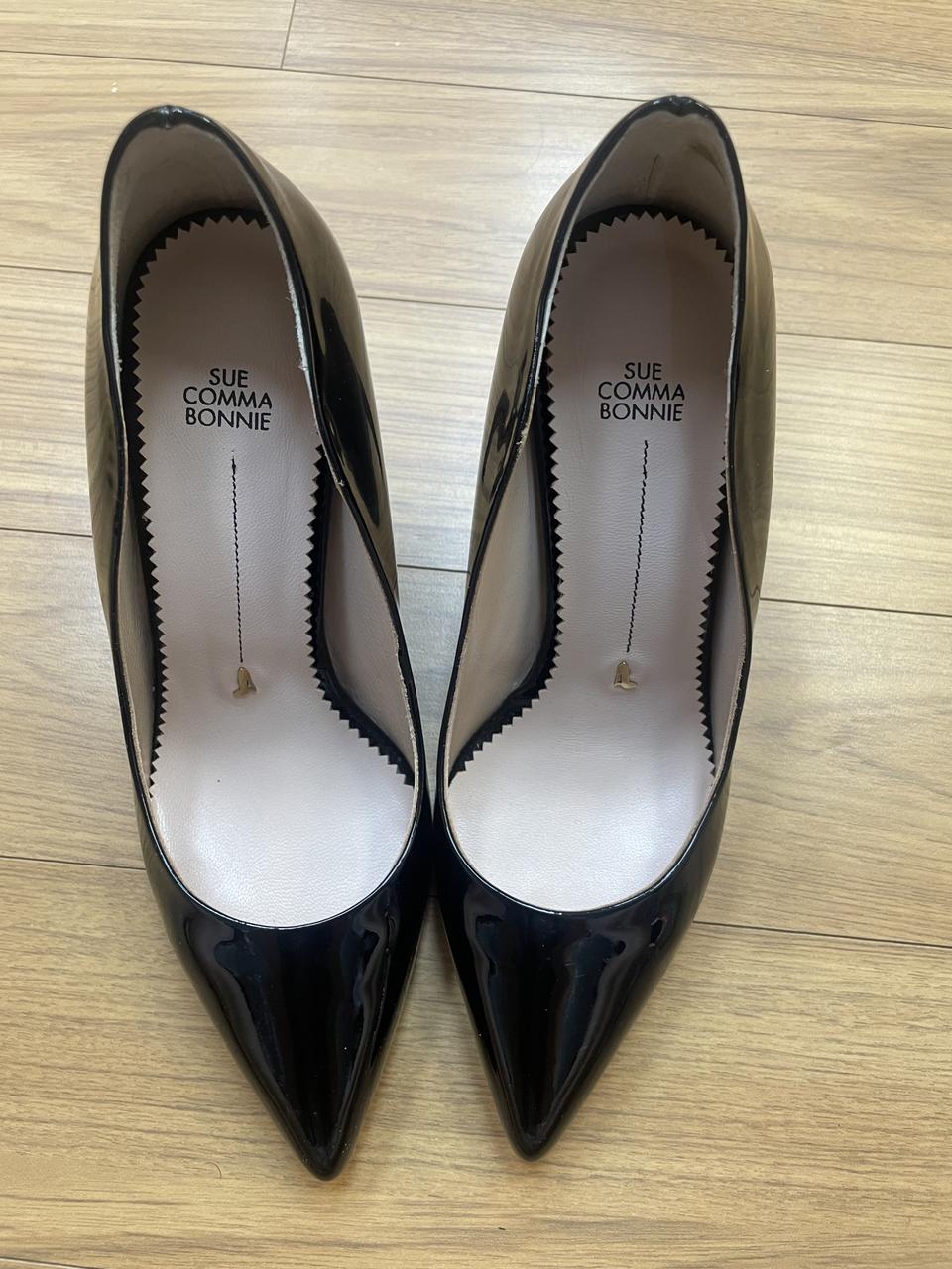 슈콤마보니 애나멜 블랙힐 220mm 팝니다. 세련된 디자인에, 블랙 색상