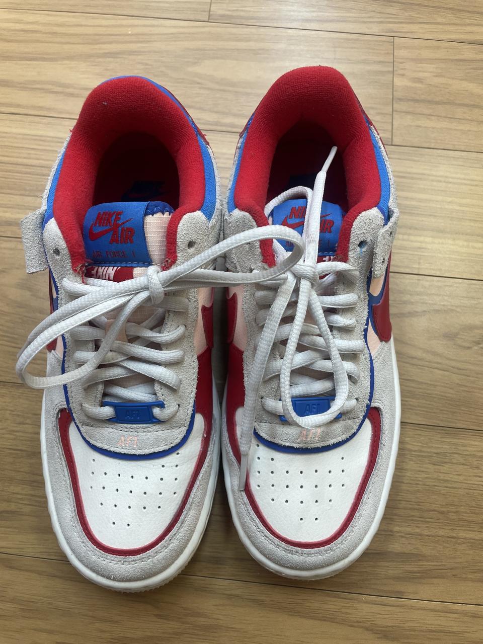 나이키 에어포스1 쉐도우 레드블루 230mm입니다. 밑창에 약간의 사용감