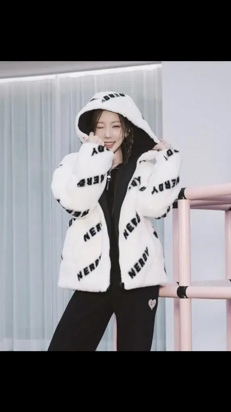 택안뗀 새상품/널디 뮬리 리버시블 로고 자켓 화이트(S사이즈)