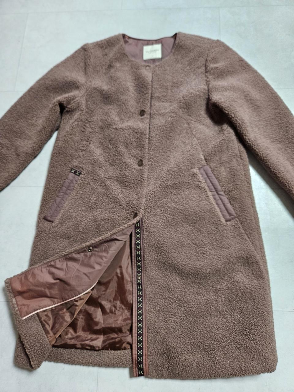 브라운 색상의 플리스 롱코트 95