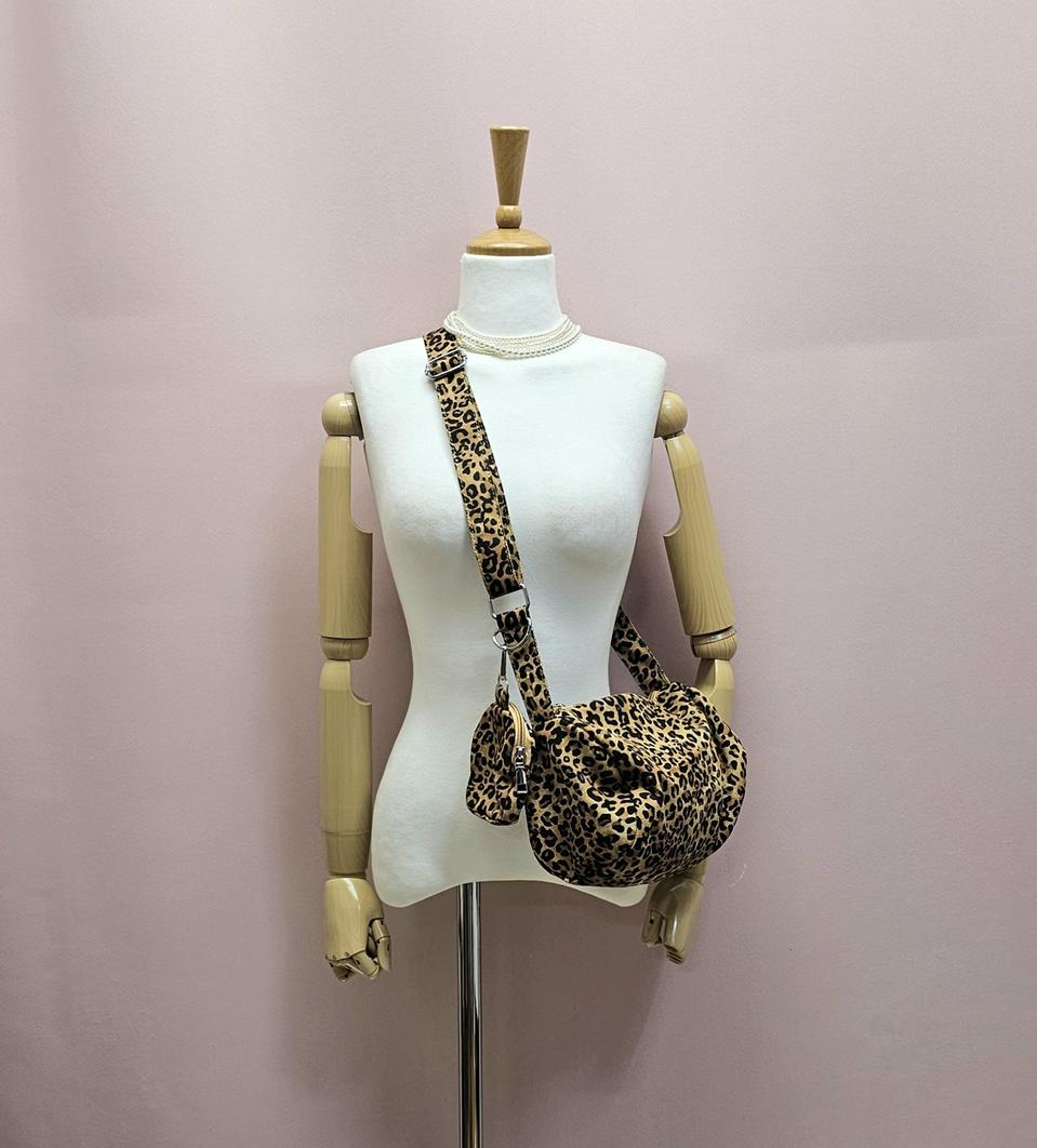(새상품) 레오파드 원통 크로스백 미니 파우치