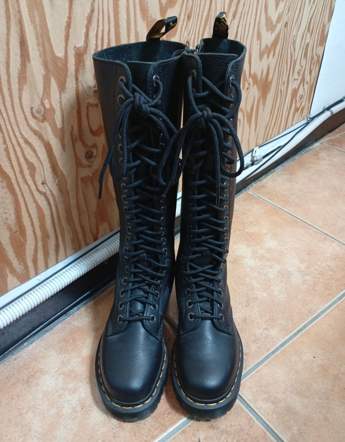 닥터마틴1B60 롱부츠 20홀