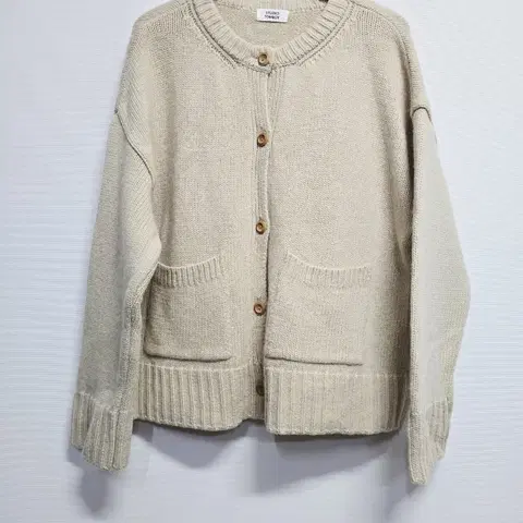 스튜디오 톰보이 베이지색 모혼방 가디건