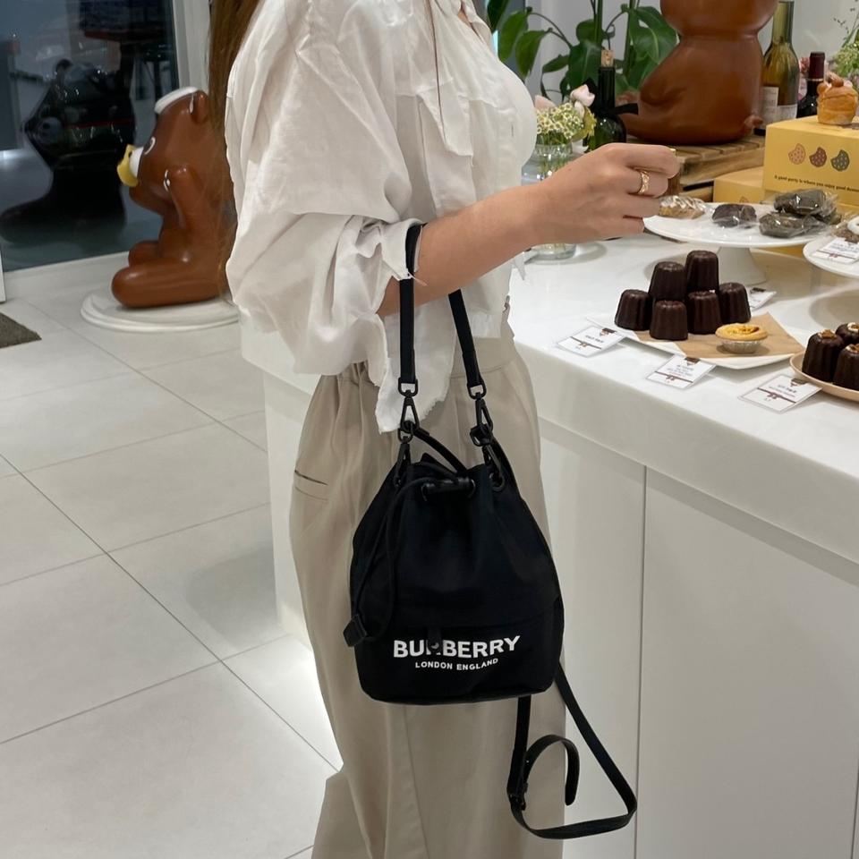 버버리 포이베 로고 드로스트링 파우치