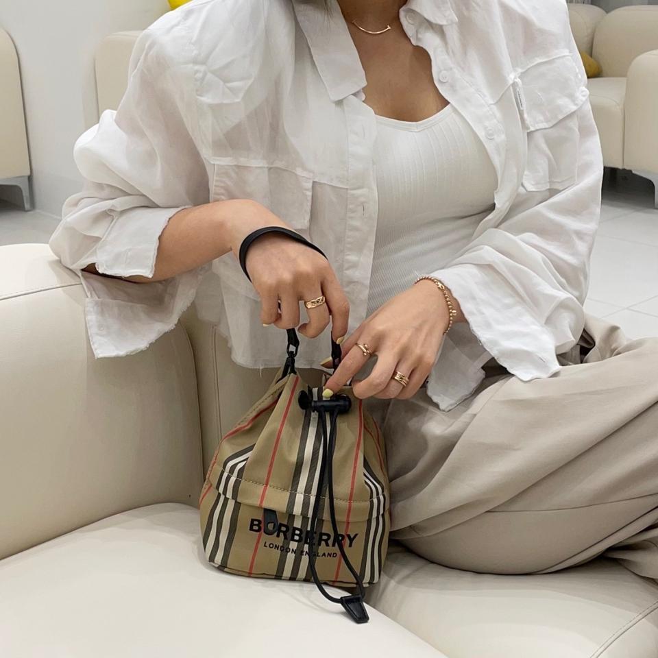 버버리 포이베 로고 드로스트링 파우치