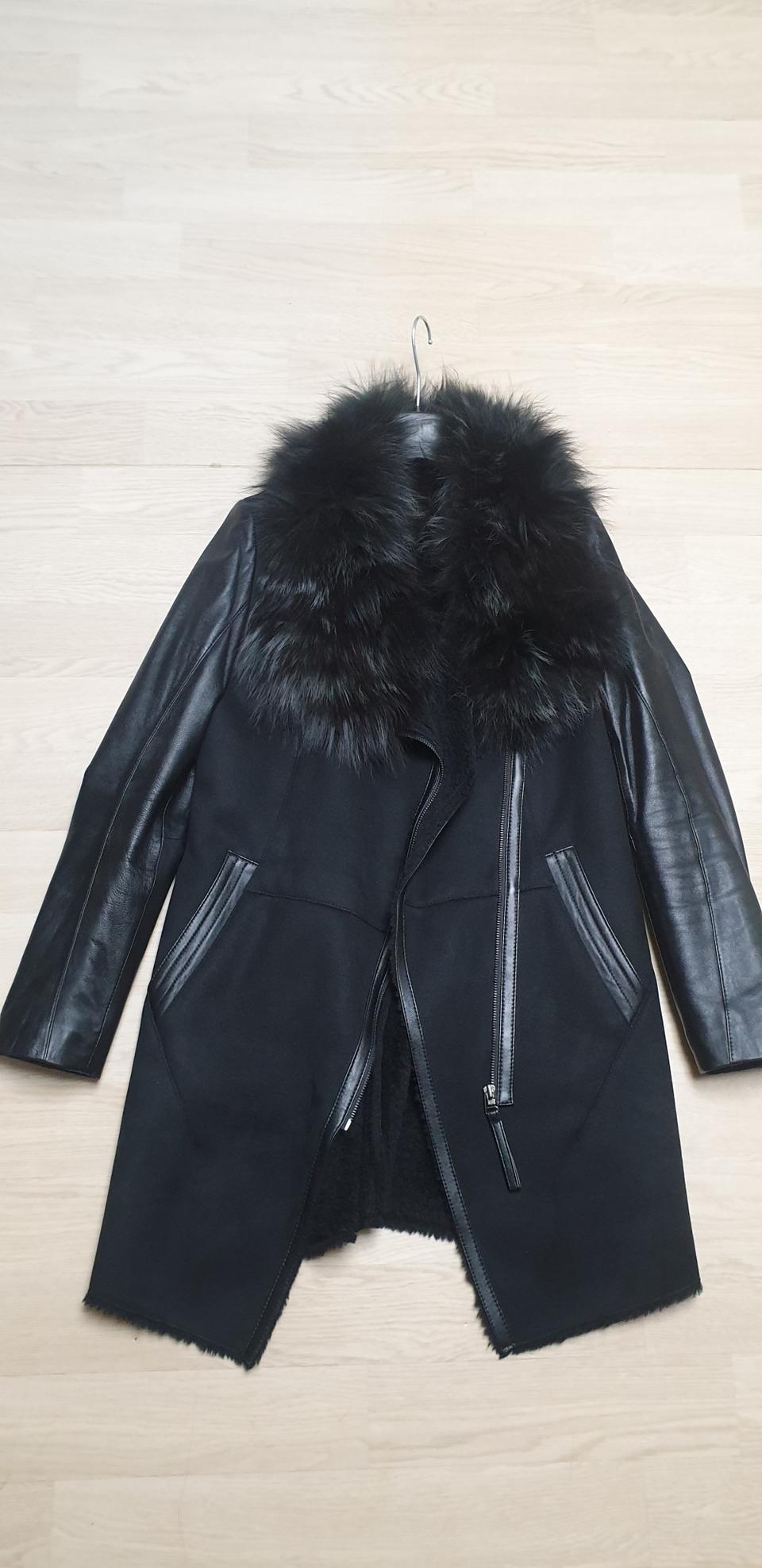 가죽 배색 무스탕 s