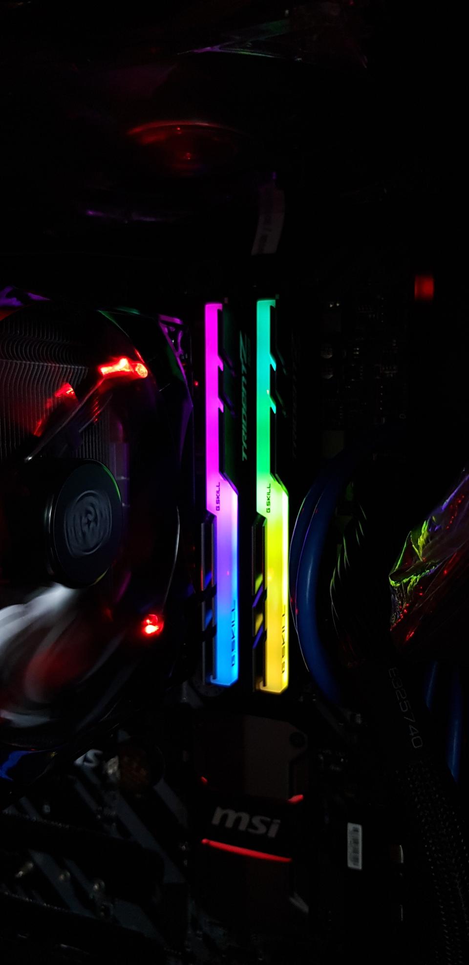 지스킬 DDR4 16기가 램 RGB