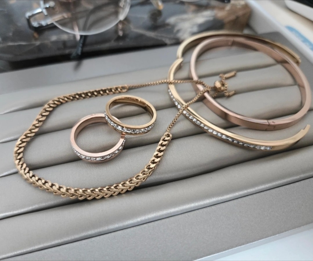 세련된 여성 팔찌.  골드 에디션