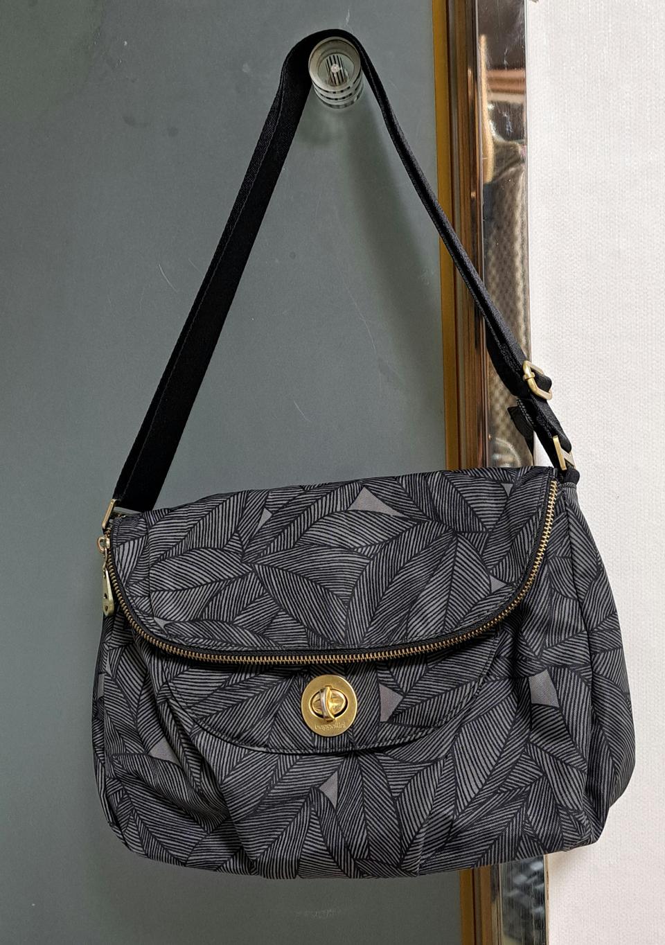 "Baggallini" 크로스백 잎사귀 패턴  -  그레이