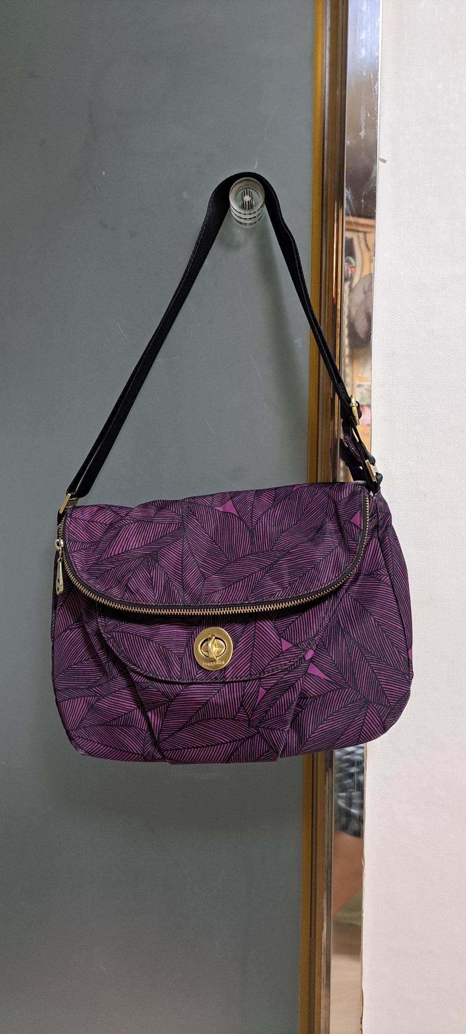 "Baggallini"잎사귀 패턴 크로스백 - 퍼플