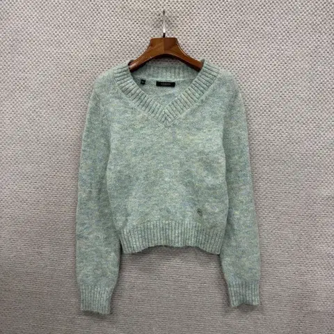 게스 은장로고 브이넥 울 니트 스웨터 85 A00856