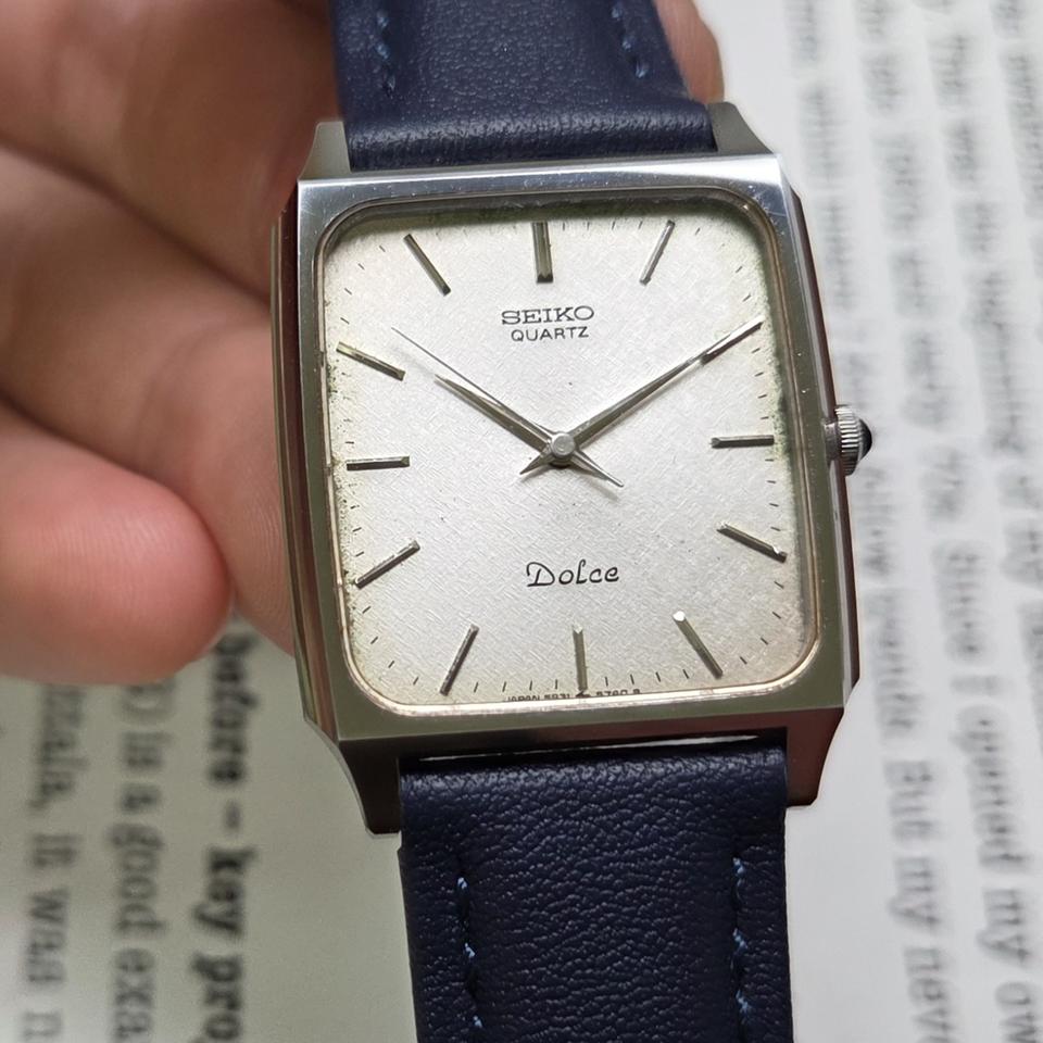빈티지 세이코 돌체 사각탱크 텍스쳐 다이얼 칼침핸즈 논데이트 슬림쿼츠