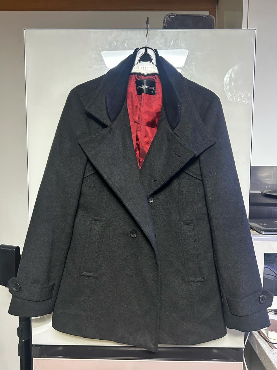 MINE HOMME 블랙 색상의 피코트입니다