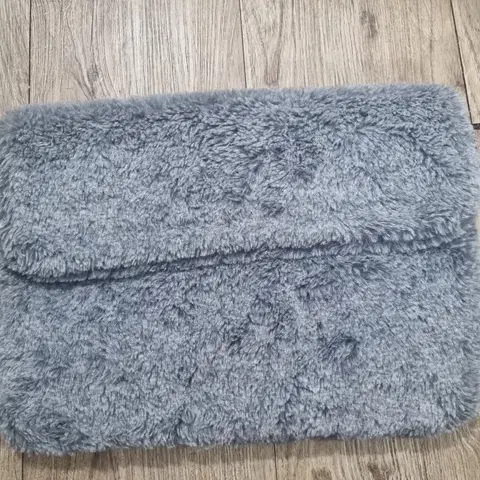 톰보이 퍼 클러치 백