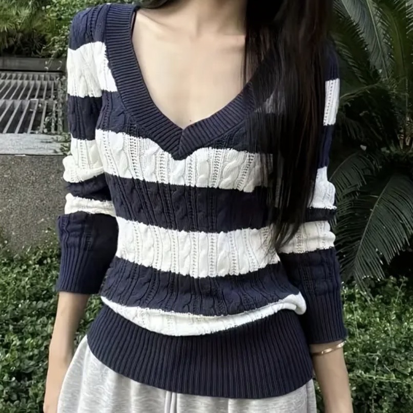 새) 브이넥 스트라이프 꽈배기 슬림핏 니트 네이비 아이보리