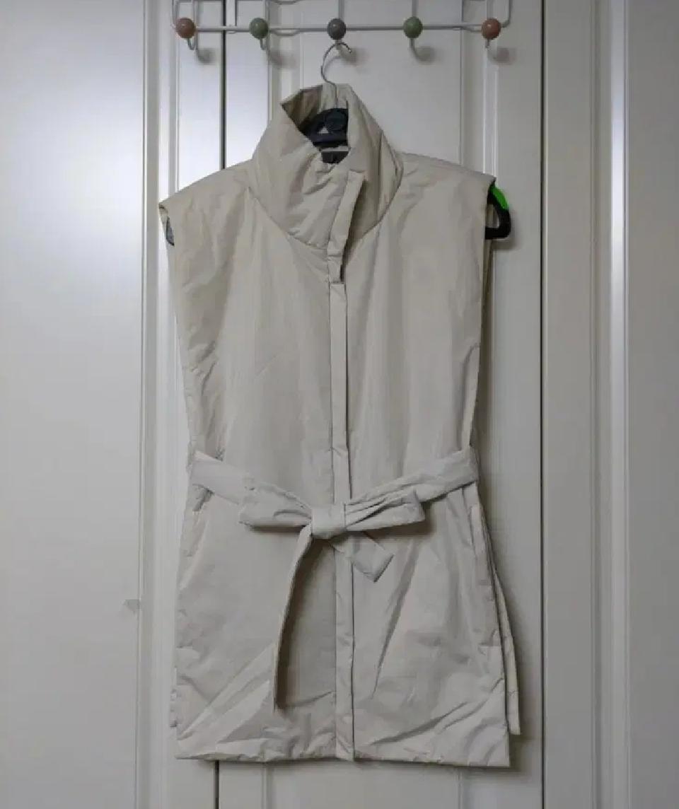 여성코스COS패딩베스트 벨트옆트임조끼 프리사이즈