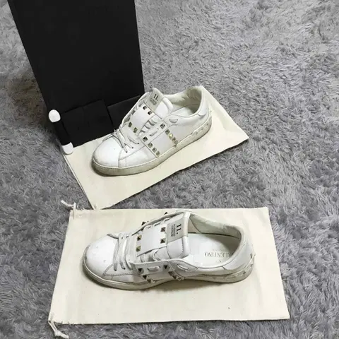 {클로젯}[42][풀구성]발렌티노 락스터드 언타이틀 스니커즈