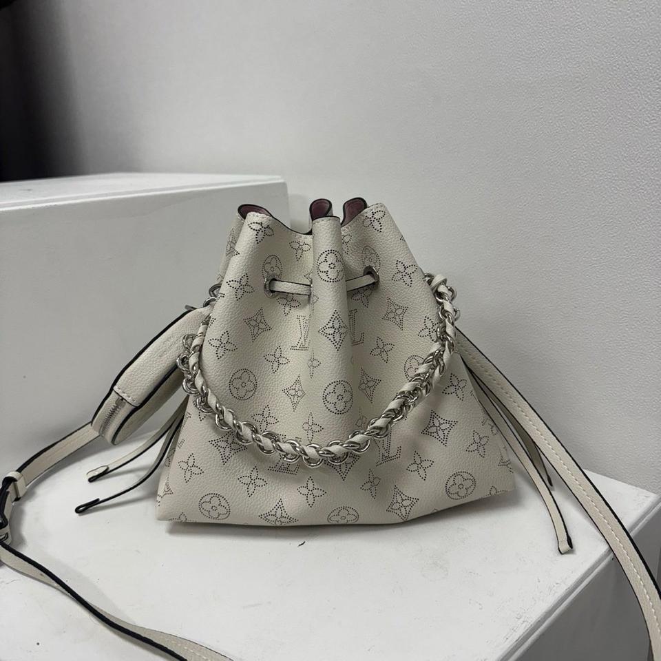 루이비통 벨라 복조리백 (구성 : 풀박스)