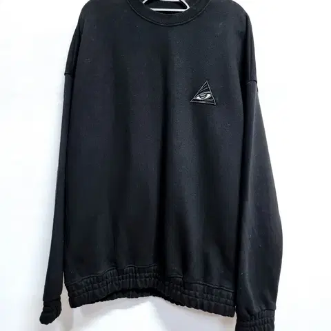 드로우핏 블랙 자수 맨투맨 티셔츠