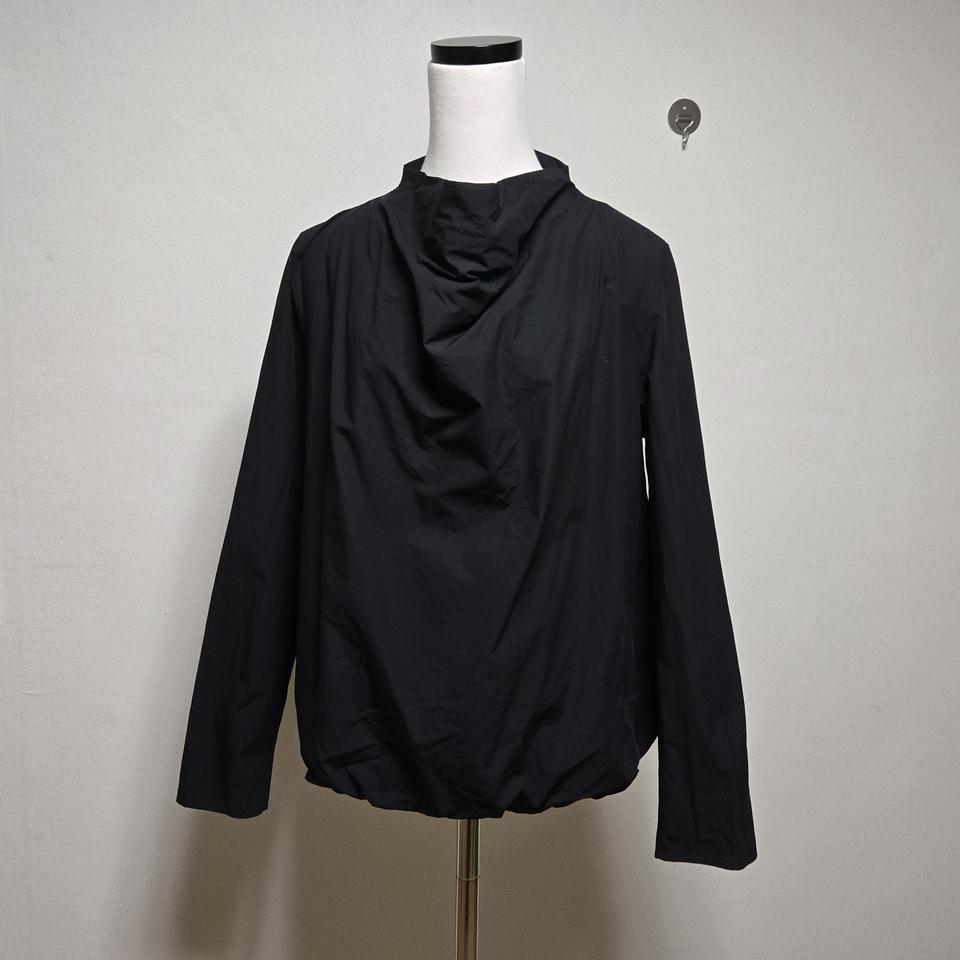 코스 드레이프 넥 블라우스