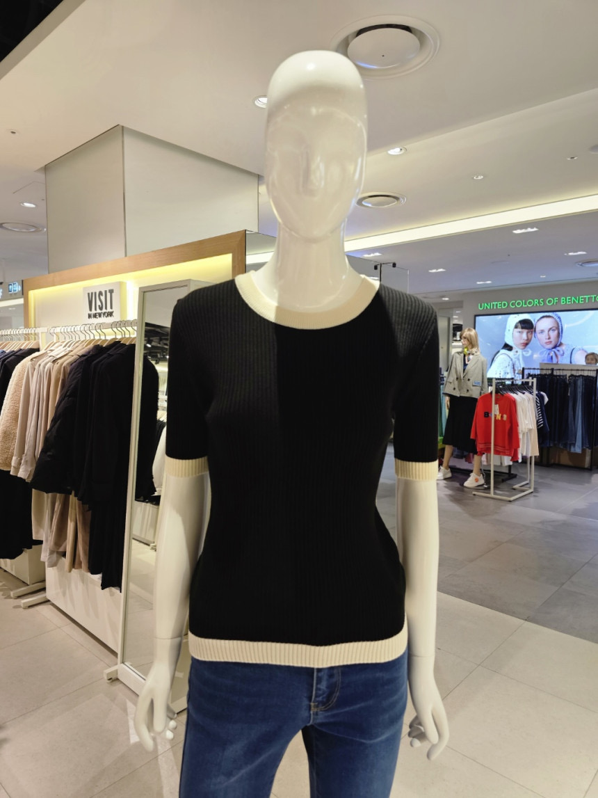 비지트인뉴욕 골지 배색 라운드니트 블랙 컬러