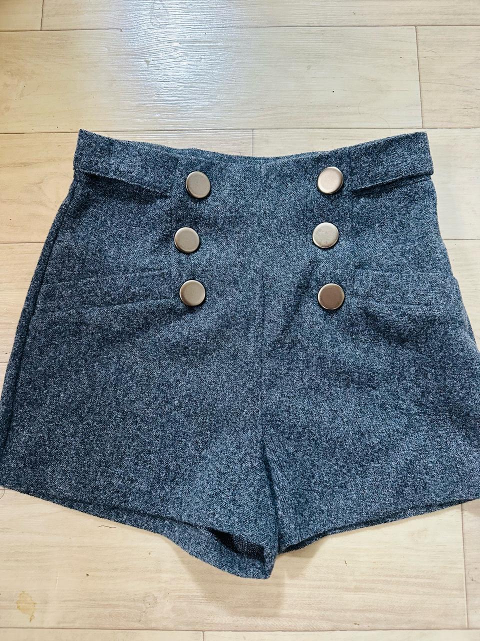 D&B DABA GIRL의 금장 단추 반바지