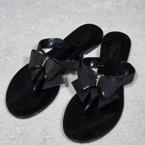 페라가모 리본 젤리 쪼리 블랙