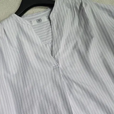 제이프레스 스트라이프 브이넥 셔츠 블라우스